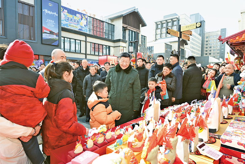 2026年2月9日至10日,中共中央总书记、国家主席、中央军委主席习近平在北京考察并看望慰问基层干部群众。这是10日上午,习近平在东城区隆福寺街区新春市集考察时,同现场群众亲切交流。