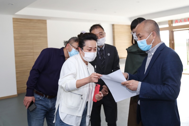 红光督查组组长、郫都区教育局党委委员、副局长张斌（右一）检查学院复学准备情况.jpg
