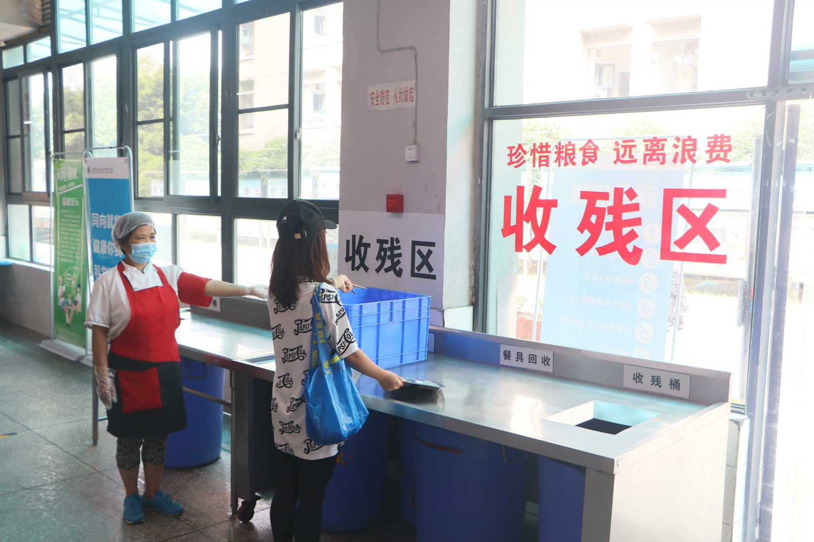 7就餐完毕，自行将餐盘放置回收处_meitu_20.jpg