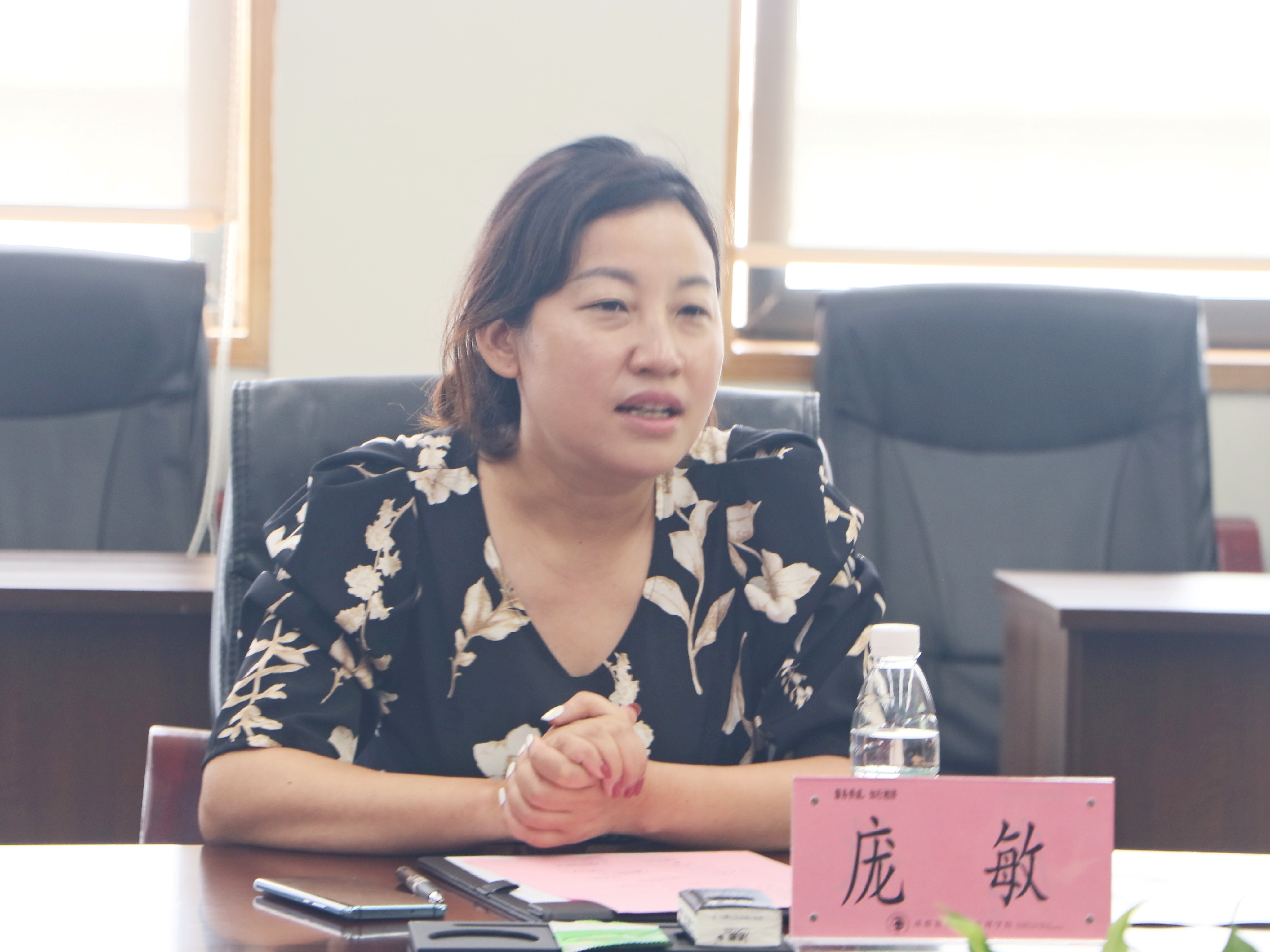 宜宾首创文化传媒有限责任公司董事长庞敏介绍公司业务及合作意向.jpg