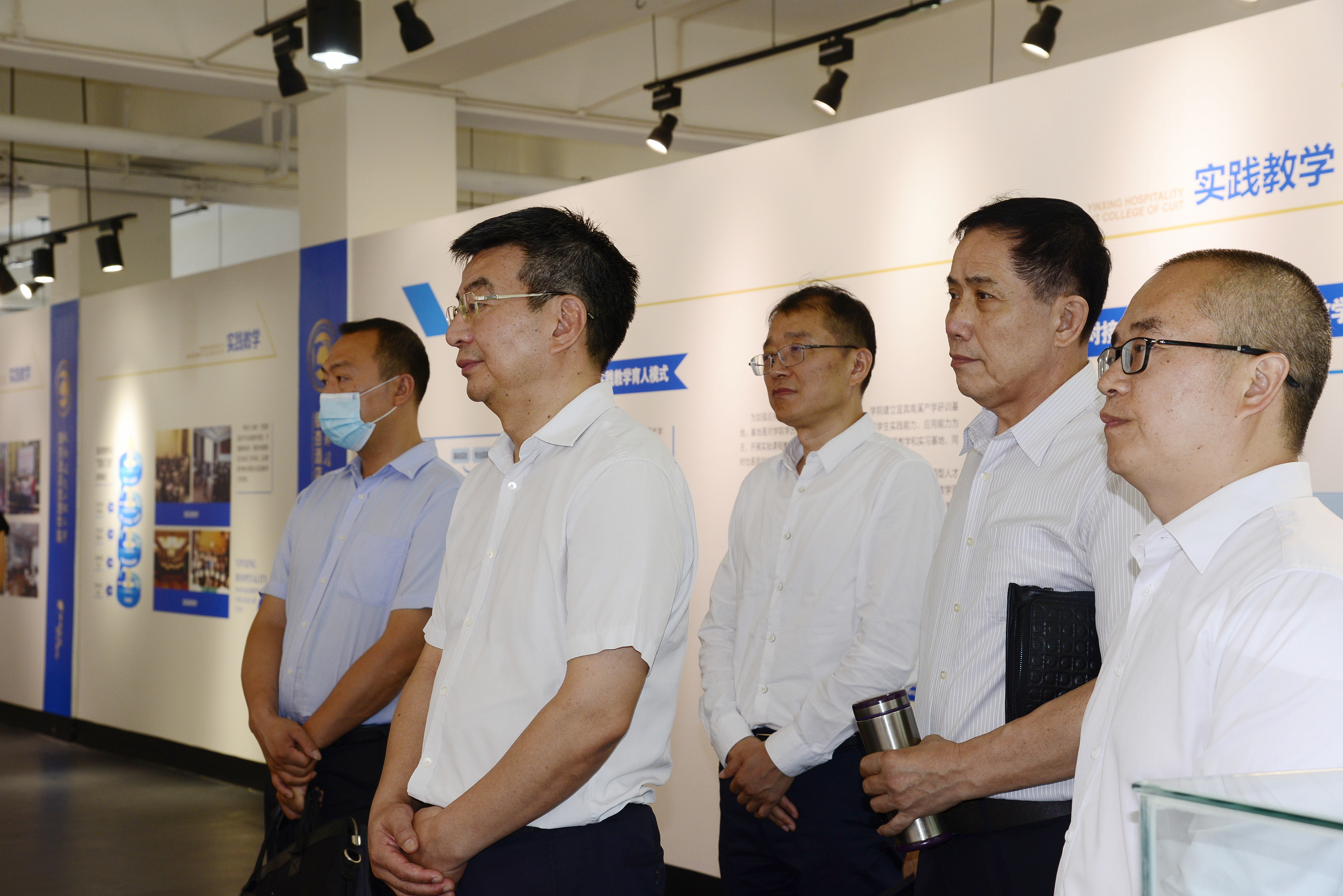 参观展示馆.jpg
