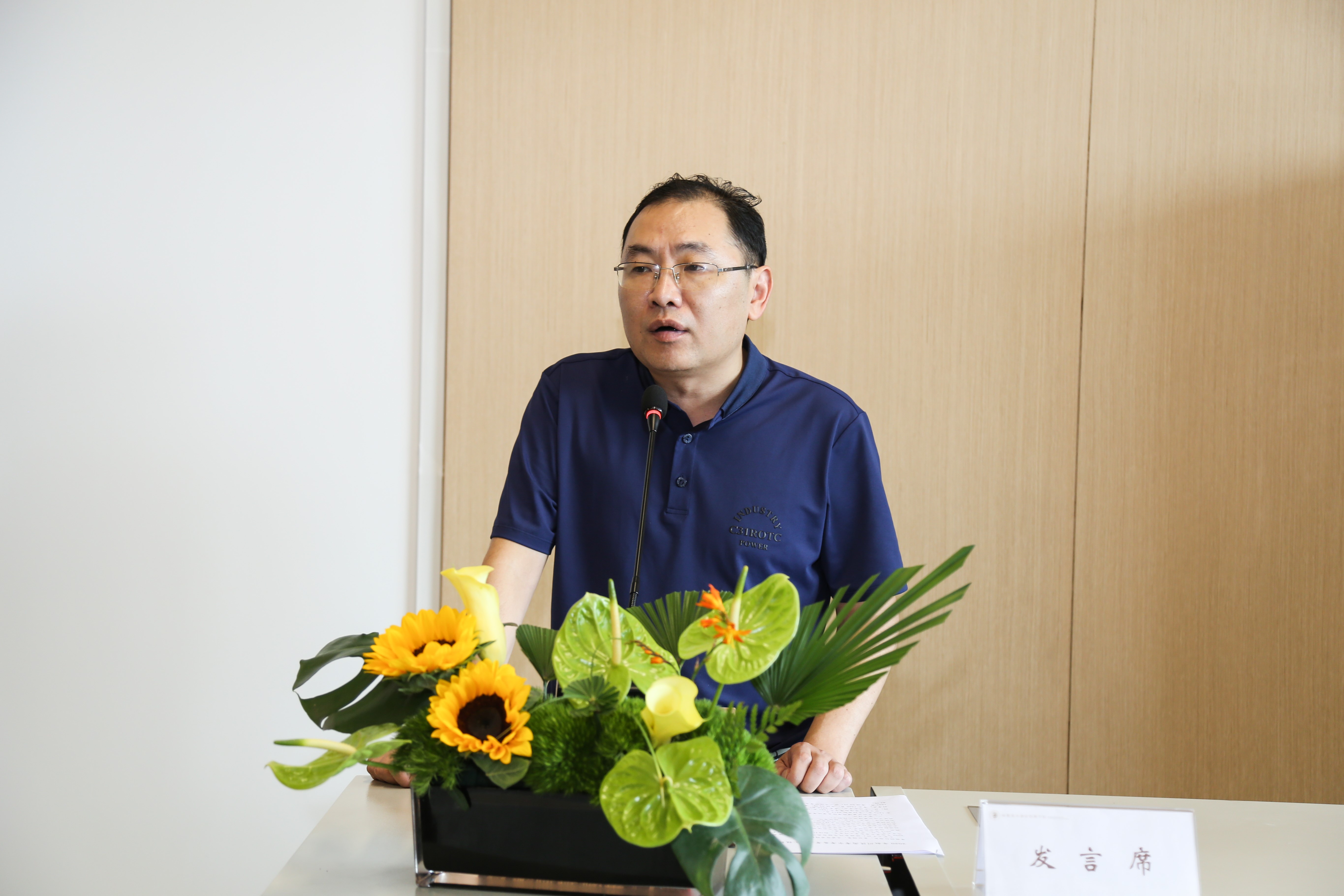 会议现场悉心布置.jpg