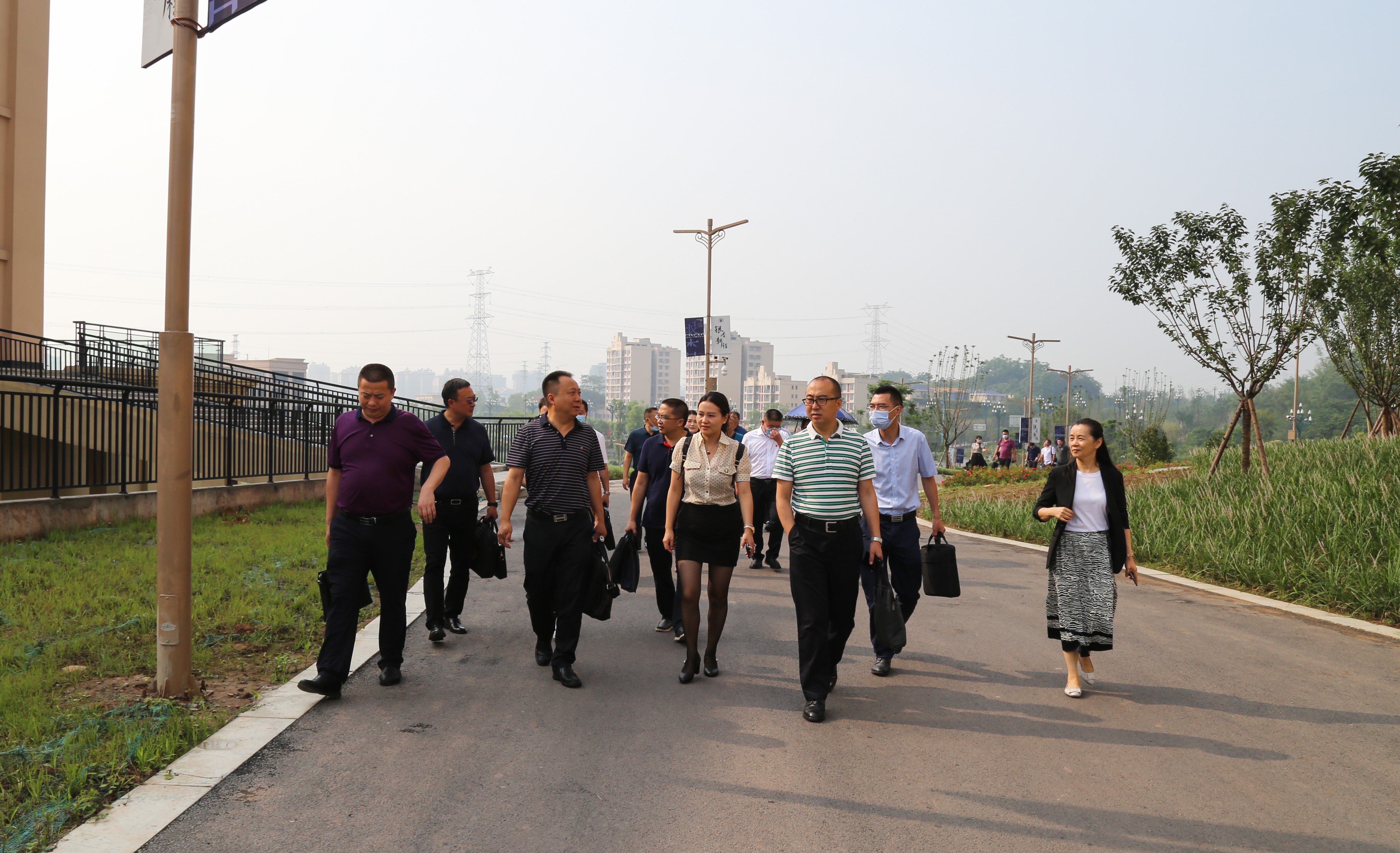 参会代表漫步校园参观.jpg