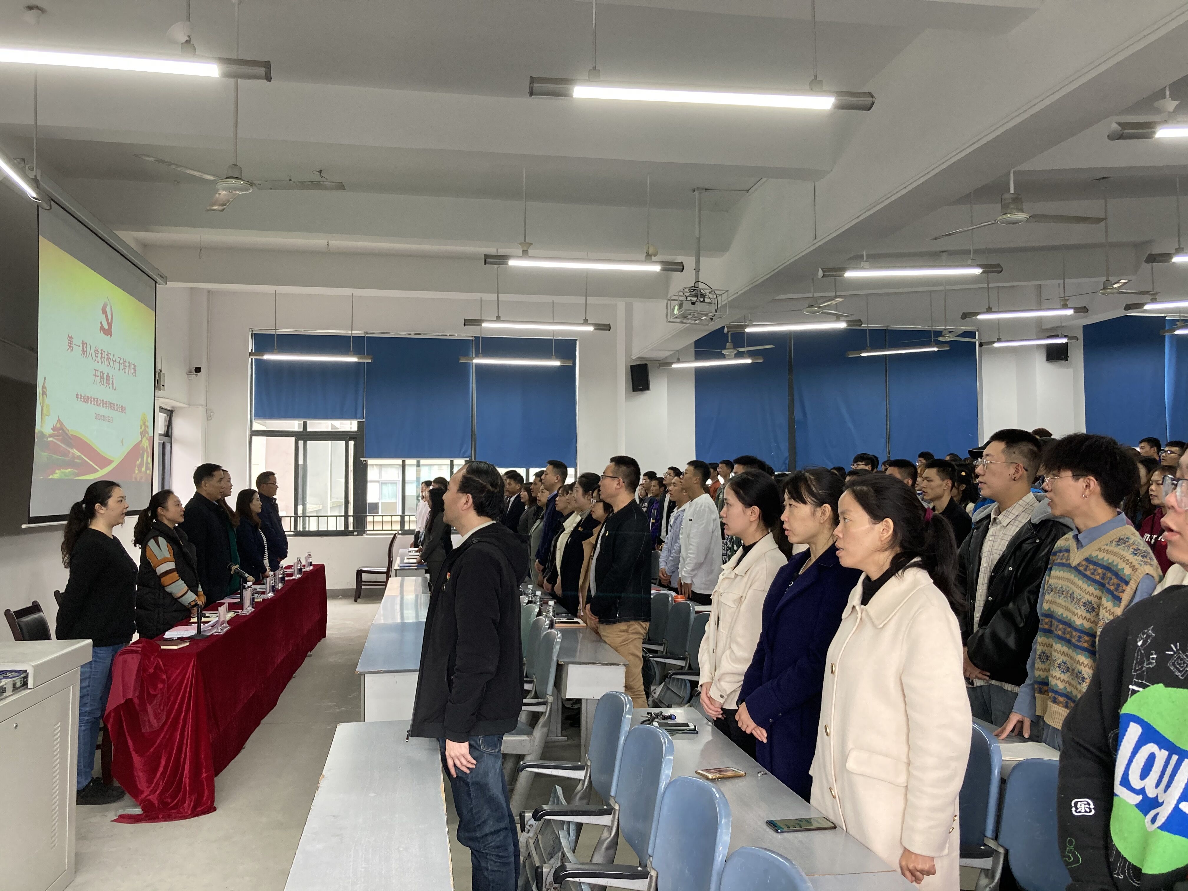 奏唱国歌 1.jpg