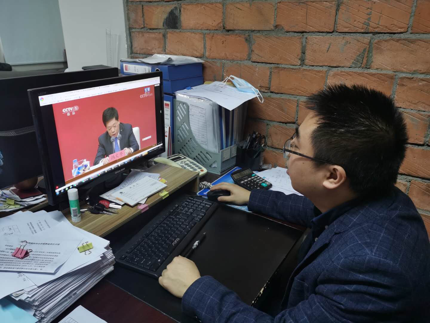 学院机关党员观看发布会现场（1）.png