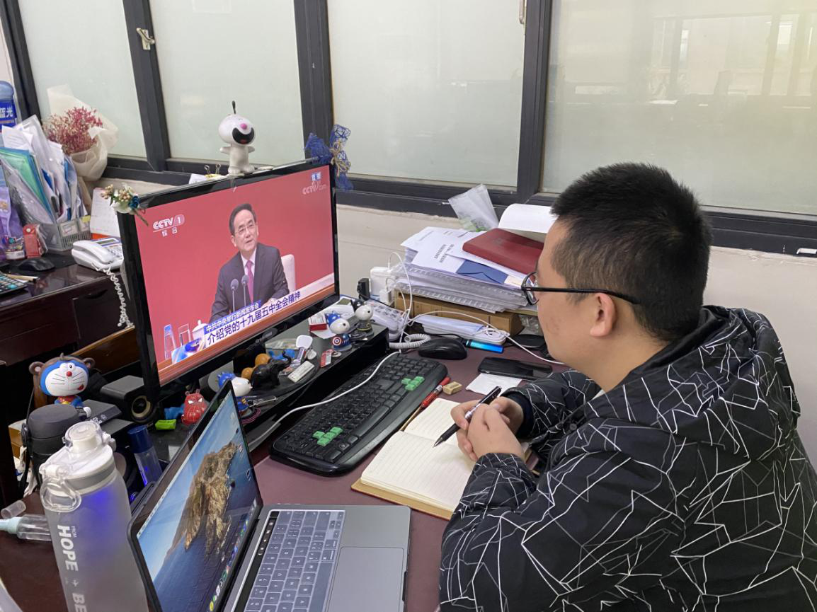 学院机关党员观看发布会现场（2）.png