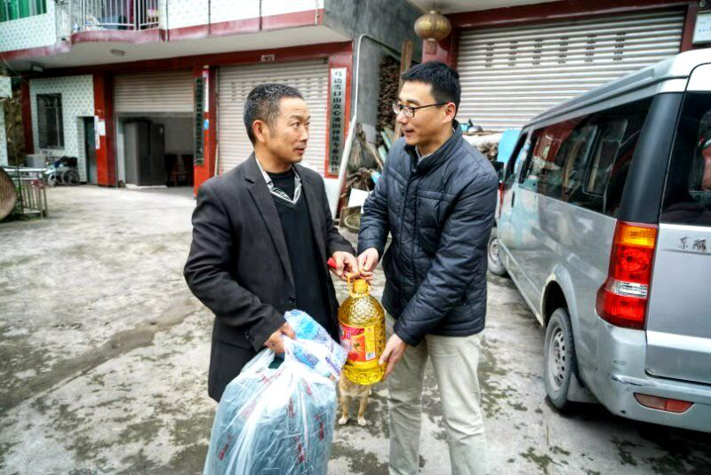 副院长魏昭一行看望慰问永兴村困难群众.png